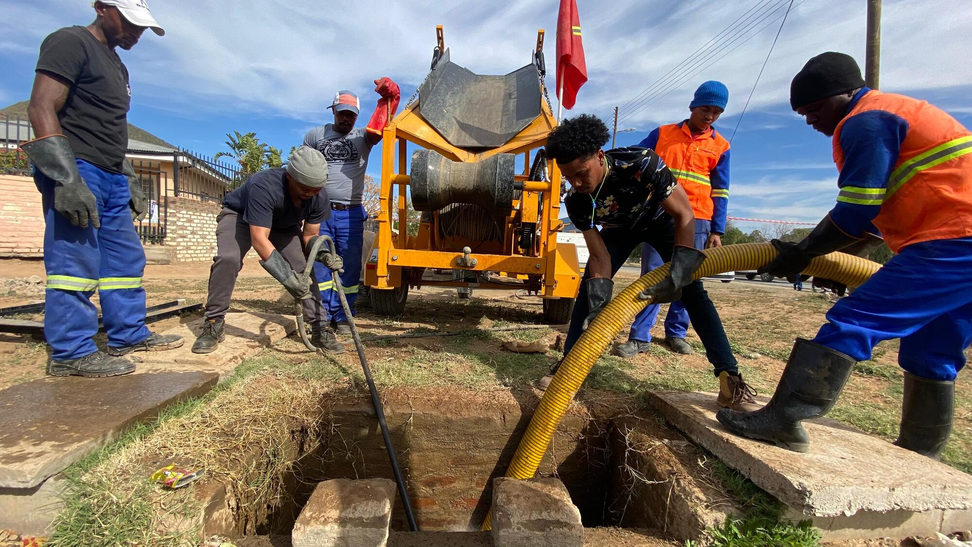 Hydraulic Bucket Winching Services Hydraulic Bucket Winching Services